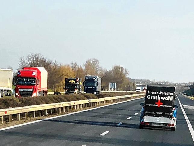 Bild 3: Mit dem Mühlinger Hilfsgüterkonvoi unterwegs in die Ukraine: Bilder von der Fahrt und dem Entladen