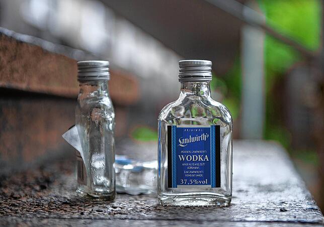Alkohol soll gegen das Coronavirus helfen &ndash; ihn zu trinken empfiehlt sich aber nicht.