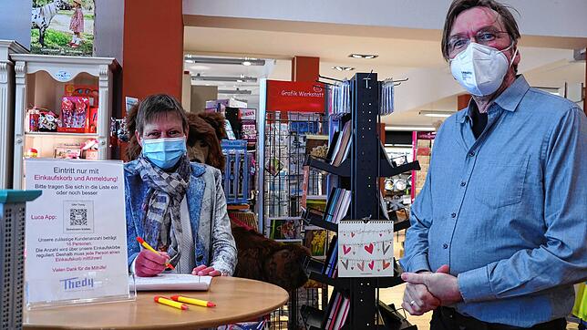 Elke Remlinger und Gerhard Werb vom Haushalts- und Spielwarengeschäft Thedy empfangen angemeldete Kunden. Sie müssen sich in einer Liste ...