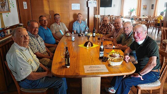 Am Stammtisch im Bürgerhaus Linde in Büßlingen sitzt man nach vier Monaten endlich wieder zusammen (von links): Karl Nessler, Artur ...