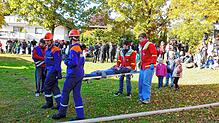 Auch der Transport vom Unglücksort weg muss geübt sein. Jugendrotkreuz und Jugendfeuerwehr beherrschen die Handgriffe perfekt. Foto: ...
