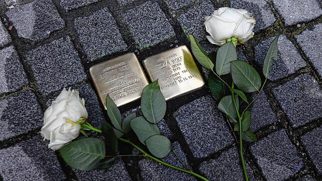 (Archivbild) Die Stolpersteine für Ricka und Ludwig Wolf in der Rosgartenstraße: Auch diese beiden Gedenktafeln sollen am 9. November ...