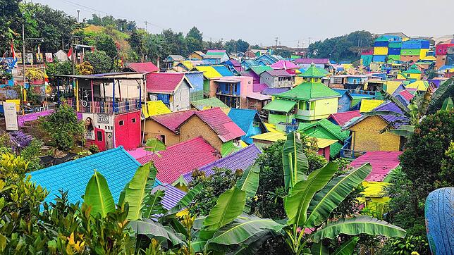 Auf seiner Abenteuerreise durch Asien kommt Mika Sonntag auch in das Regenbogendorf Kampung Pelangi in Indonesien.