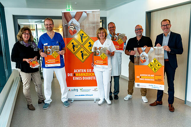 Den Start der Präventionskampagne des Schwarzwald-Baar Klinikums gegen Diabetes präsentieren Marianne Brunner, Kai Lichte, Elke ...