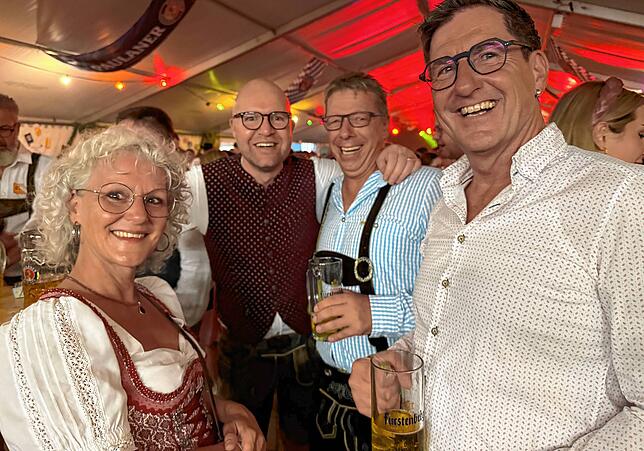 Auch Sipplingens Bürgermeister Oliver Gortat (Zweiter von links) war von der Party am Samstagabend angetan. Hier mit den Owingern Simone ...