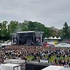 (Archivbild) Blick vom Eingang auf die Hauptbühne und die Verpflegungsstände beim Campus-Festival 2023.