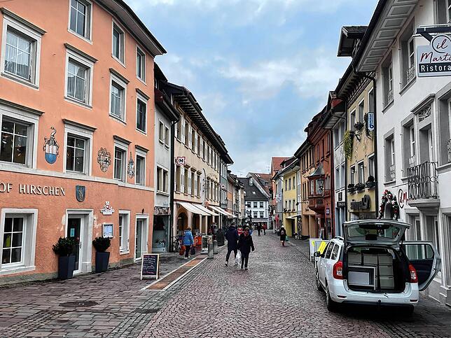 Blick in die Hauptstraße Tiengens: Hier gibt es noch viele inhabergeführte Geschäfte.