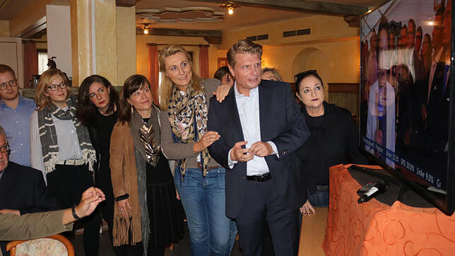 In gespannter Erwartung: Thomas Bareiß (Zweiter von rechts) und seine Frau Andrea Verpoorten verfolgen mit CDU-Parteifreunden Christina ...