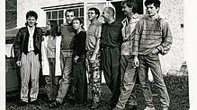 1987 posieren einige Künstler vor dem Umspannwerk, das in den folgenden vier Jahren zur Kreaktivzelle von Singen werden sollte. Das Bild ...