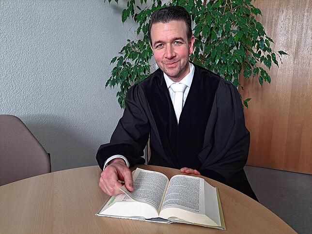 Christian Pfuhl blättert im Strafgesetzbuch.