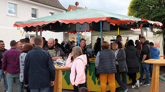 Bild : Beim Blumberger Straßenfest war die Stimmung trotz des Regenwetters gut