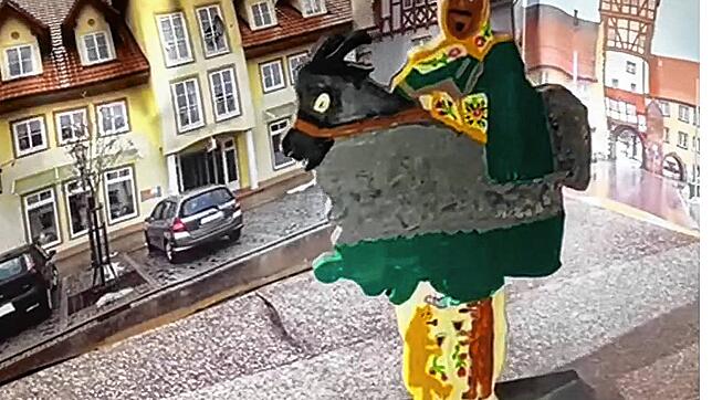 So funktioniert der Bräunlinger Umzug in Corona-Zeiten: Der Stadtbock zieht als Holzfigur durch das Städtle.