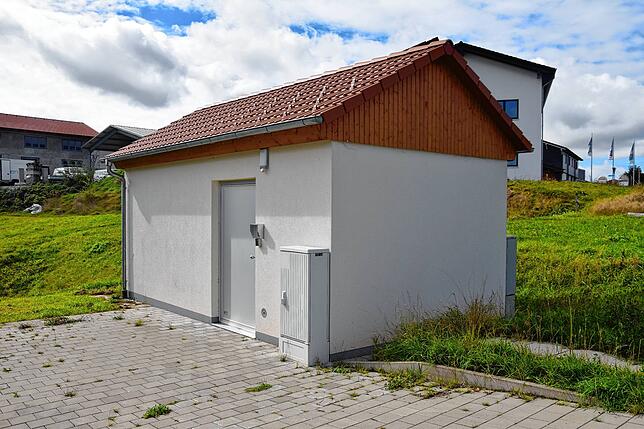 Ein unauffälliges Gebäude beherbergt die technische Zentrale des Glasfasernetzes in Rickenbach.