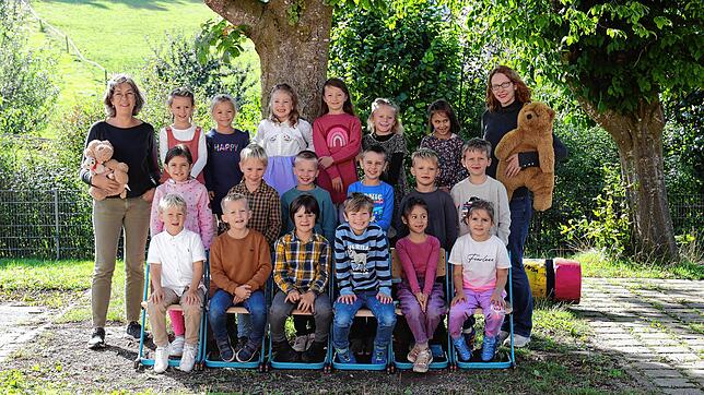Die Klasse 1b der Schellenbergschule in Hausen vor Wald mit der Klassenlehrerin Monika Opferkuch und der Lehreranwärterin Julia Seiler
