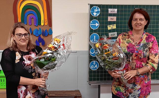 Mit Blumensträußen werden die bisherige Vorsitzende des Fördervereins der Grundschule Pfohren/Aasen, Henriette Wiehl (links), und ihre ...