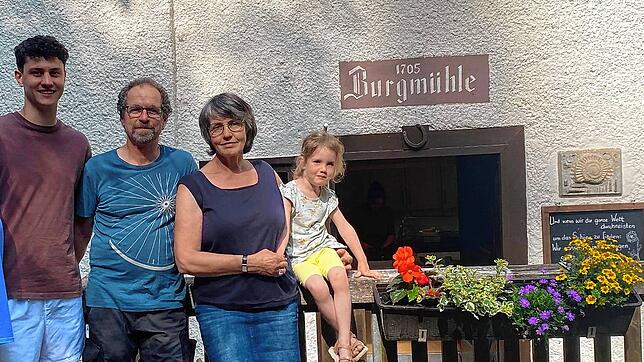 Die Nachfolge scheint für die Burgmühle gesichert zu sein, auf jeden Fall ist die ganze Familie mit eingespannt (von links) Sohn Marlon ...