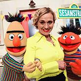 Caren Miosga, Moderatorin Der ARD-“Tagesthemen“, und die Figuren Ernie (r) und Bert bei Dreharbeiten am Studio-Set der ...
