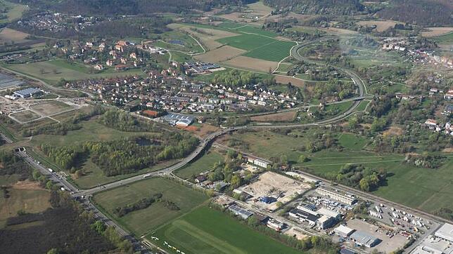 Wertvoll für Flieger, Naturschützer und mögliche neue Firmenansiedlungen: Die 23-Hektar-Fläche des Konstanzer Flugplatzes. Archiv: ...