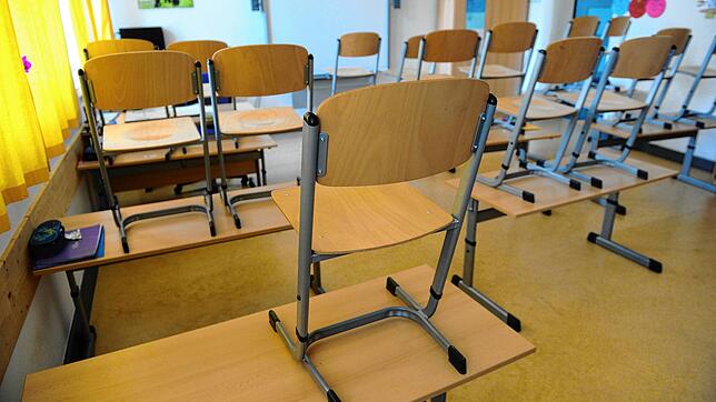 Leeres Klassenzimmer: Die Realschule St. Elisabeth in Friedrichshafen bleibt in dieser Woche zu.