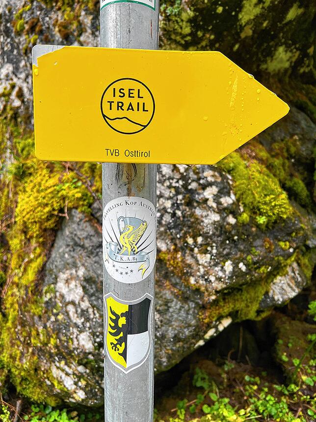 Hier geht&lsquo;s lang zum Iseltrail: Die gelben Schilder begleiten Wanderer auf der Route.