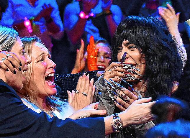 Loreen (r) aus Schweden jubelt nach ihrem Sieg beim Finale des 67. Eurovision Song Contest (ESC) in der M&S Bank Arena. Die Sängerin ...