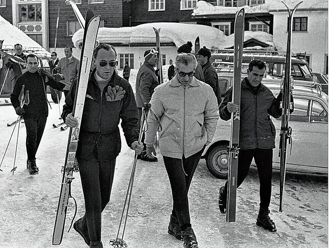 Der persische Schah Mohammad Reza Pahlavi und Prinz Bernhard der Niederlande 1966 in Lech.