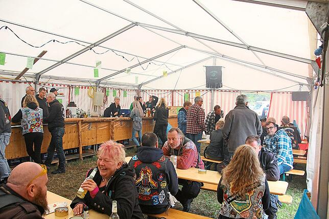 Der Motorradclub MRC Lauben feiert sein 40. Motorradtreffen. Hierzu gibt es ein Ständchen (oben), aber auch einen schottisch anmutenden ...