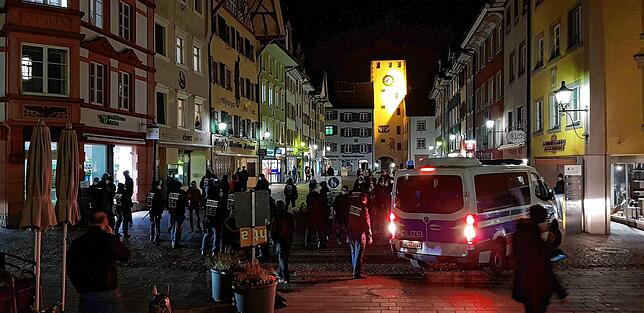 Bild 1: Trotz Verbot: 200 Corona-Demonstranten versammeln sich in Waldshut