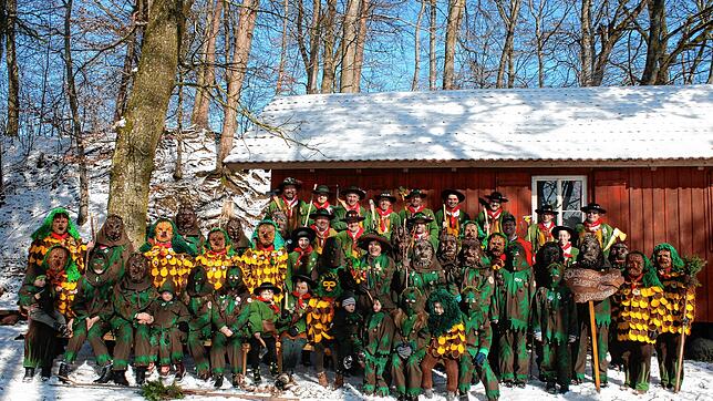 Ein prächtiges Bild gibt die Holzhaudere-Zunft aus Denkingen ab mit Zapfenmännle, Haudere und Waldschratt. Auch ein Narrenpolizist darf ...