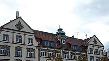 Auf den rechten Giebel der Schule an der Rheinschleife wird ein neuer Antennenträger montiert – hinter der Sirene. Von hier aus wird die ...