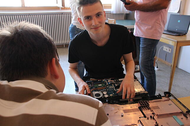 Technik im Blut: Ruben Pohl erklärt das Innenleben eines Laptops.