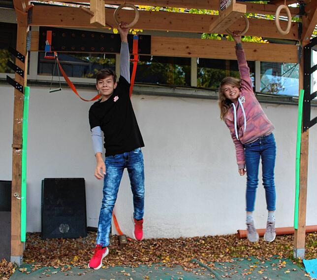 Julian Rieger mit seiner Schwester Lenja beim Üben zuhause auf dem selbst gebauten Ninja-Gerüst in Ruschweiler.