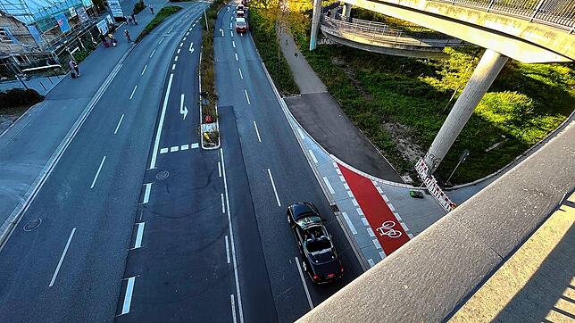 Hier warf der Täter die E-Scooter aus zwölf Meter Höhe auf die Reichenaustraße.