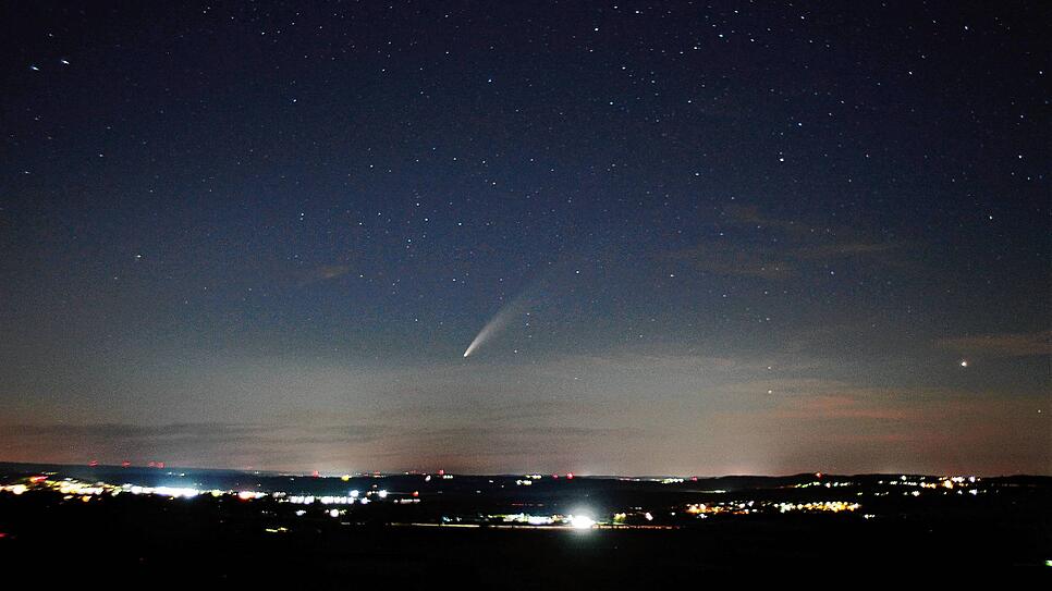 Vom Fürstenberg aus hat man beste Sicht in Richtung Norden.  Komet Neowise ist ab etwa 23 Uhr bereits mit bloßem Auge zu sehen. Für ...
