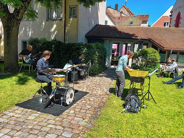 Glücklich, wer einen Schattenplatz im lauschigen Komödiengarten im Franziskaner-Kulturzentrum ergattert hat, auch die Musiker, vor allem ...