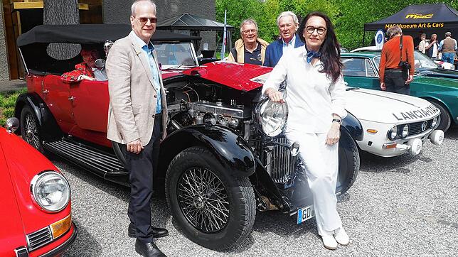 Ein Hingucker bei der Feier: Ein Lagonda M45 Rapid Tourer. Im Auto sitzt Besitzer Franz Maier. Mit dabei: Jürgen Klatte (links) und Uwe ...