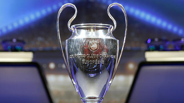 Der Pokal der UEFA Champions League steht vor der Auslosung im Grimaldi Forum in Monaco auf dem Tisch.