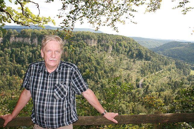 Ortsvorsteher Gerd Müller beim Aussichtspunkt "Flühenblick".