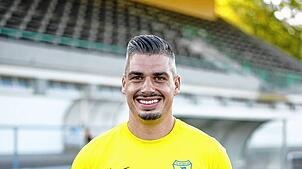 Felix Wäschle hat gut lachen: Sein zweites Tor in der 93. Spielminute sicherte dem FC Singen einen Punkt bei der SpVgg F.A.L.