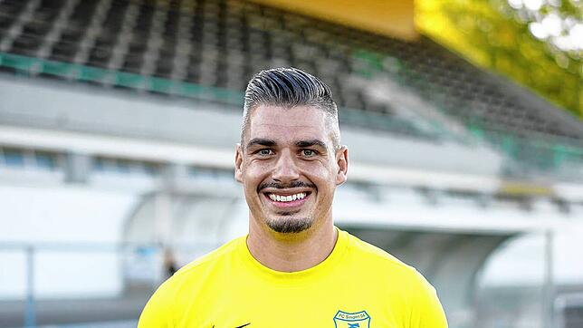 Felix Wäschle hat gut lachen: Sein zweites Tor in der 93. Spielminute sicherte dem FC Singen einen Punkt bei der SpVgg F.A.L.