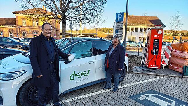 Horst Graef, Geschäftsführer der Deer Mobility Solutions mit der Grünen-Landtagsabgeordneten Martina Braun am Bahnhof Villingen vor ...