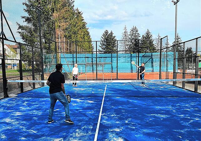 David Schäfer (vorne) und Volker Vatter (links) sowie Oliver Füßinger spielen gerne zusammen eine Runde Padel nach Feierabend.