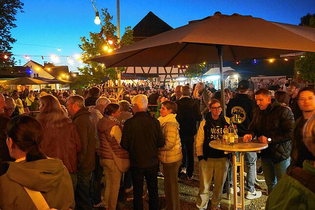 Das 52. Bermatinger Weinfest war schon zum Auftakt am Freitagabend gut besucht.