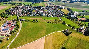 Hier in der Bildmitte soll das Neubaugebiet Breite westlich von Kaltbrunn entstehen. Links der Müllerhof.