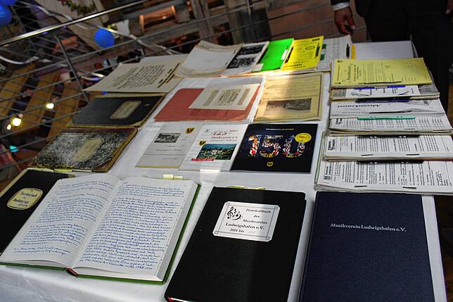 Im mittleren Stockwerk hat der MVL ein kleines Museum aufgebaut. Protokolle, Zeitungsausschnitte, Fotos, Plakate und viele andere ...
