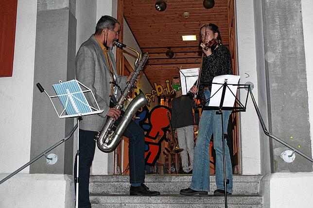 Die musikalische Umrahmung der Gedenkfeier übernahmen der Rektor der Hochrheinschule, Jochen Freiberg (links), sowie Schüler der ...