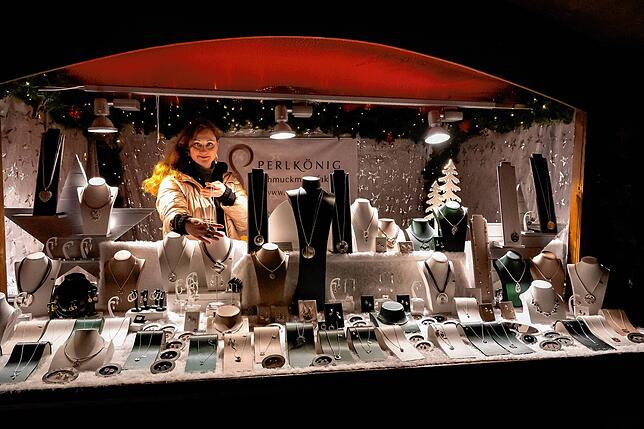 Katja Weber aus Tuttlingen verkauft für einen Händler aus Norddeutschland Schmuck und freut sich, dass sich so viele Kunden für ihr ...