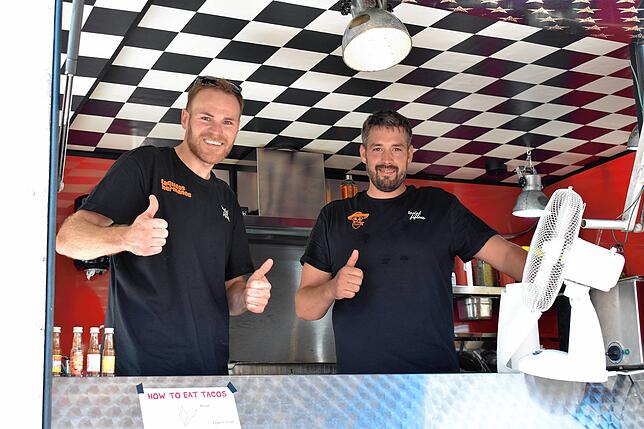 Dominik Gessler (links) und Tadäus Sitta sind mit ihrem mexikanischen Wagen &bdquo;Taquitos Hermanos&ldquo; die Neulinge unter den ...