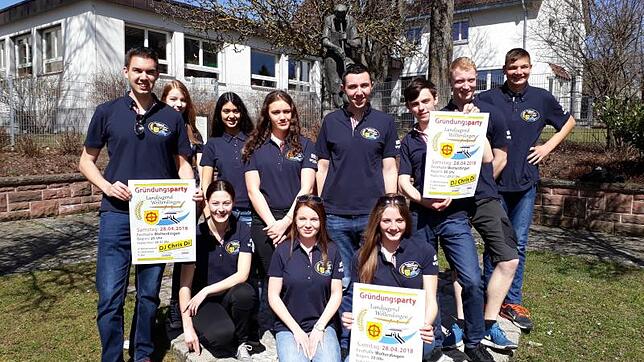 Markus Müller, vorne von links, Amadea Mäder, Mira Blessing, Annika Vogel, hinten von links, Cosima Gässler, Ezgi Birdüzer, Aaliyah ...