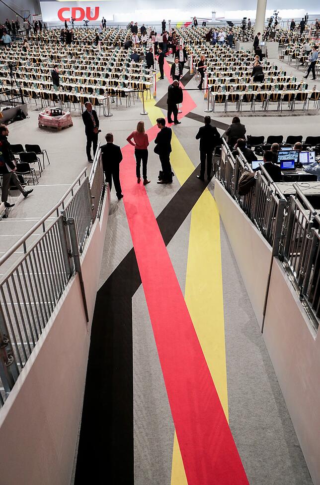 Die Wahlergebnisse der Zukunft oder Design-Kniff? Beim Eintritt in die Hamburger Messehalle stellten sich den Delegierten neben der ...